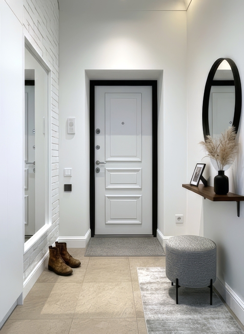 Дверь белого цвета