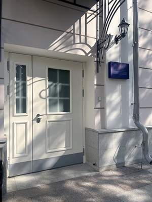 Главный вход (офис учреждения капитального строительства) Главный вход (офис учреждения капитального строительства)