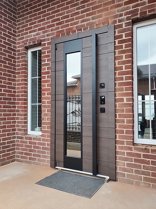 Остекленная дверь с бугельной ручкой Остекленная дверь с бугельной ручкой