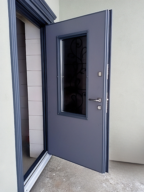 Уличная дверь с окном и ковкой Уличная дверь с окном и ковкой